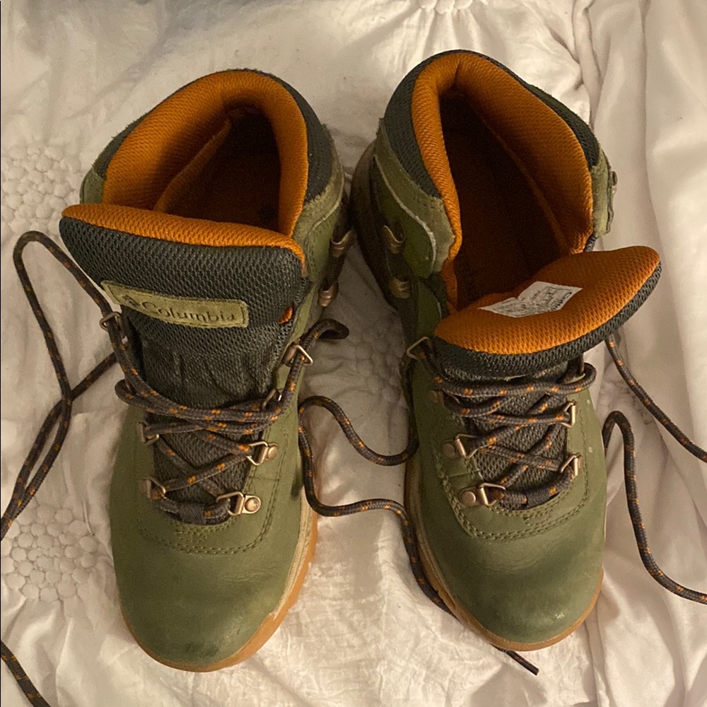 Columbia Women's camo green  Hiking boots Wm 8